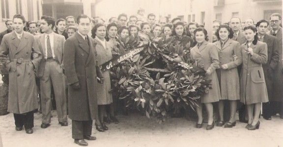 El personal de Manufacturas Rocas Pous S.A. a punt de fer l'ofrena floral al Monument als Caiguts en la seva inauguració (24-1-1944)