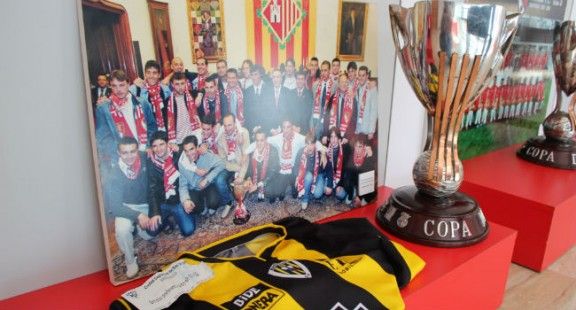 Objectes de l'any de l'ascens, a la Sala del Centenari del Terrassa FC, a l'Estadi Olímpic.
