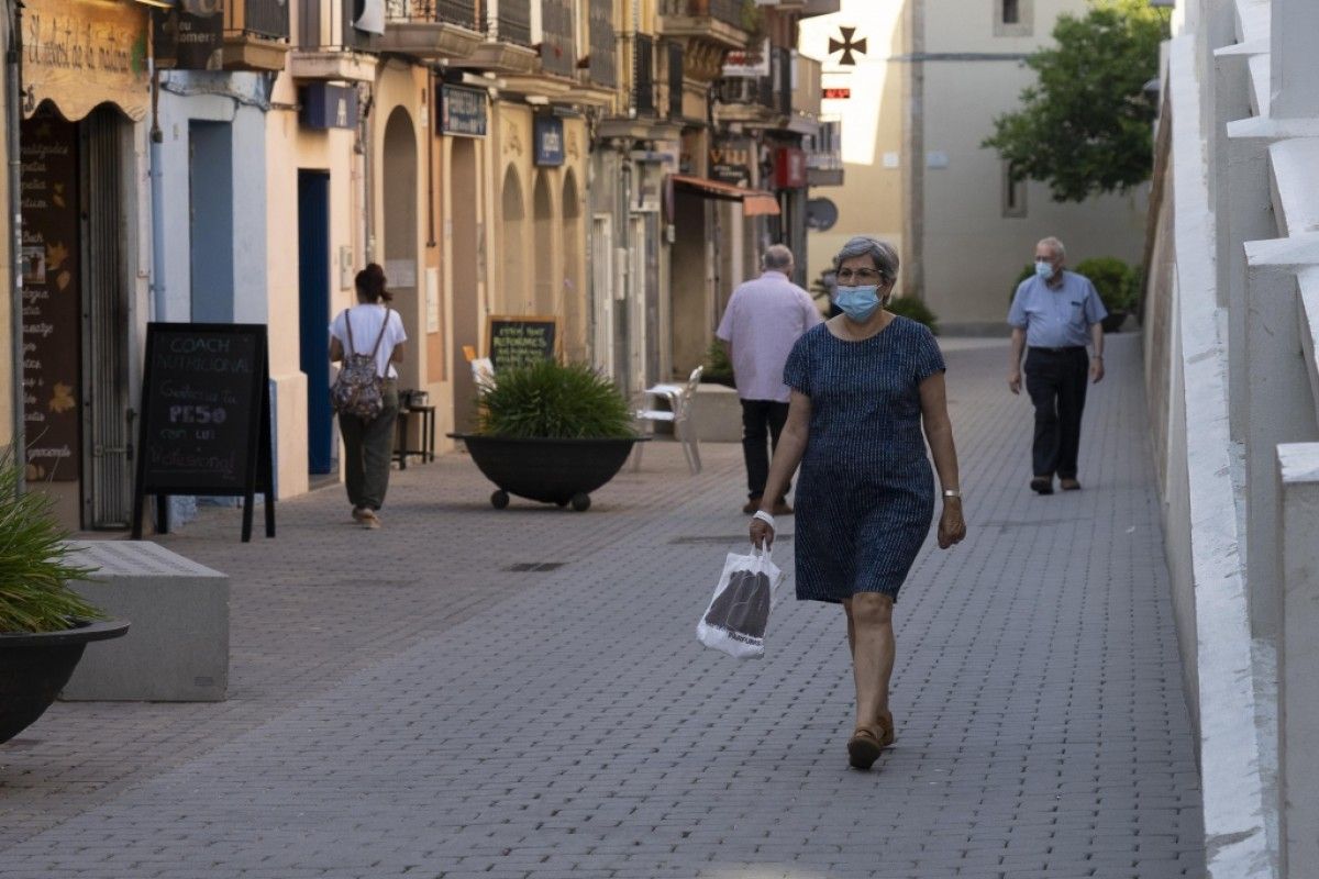 Gent amb mascareta pel centre de Castellbisbal