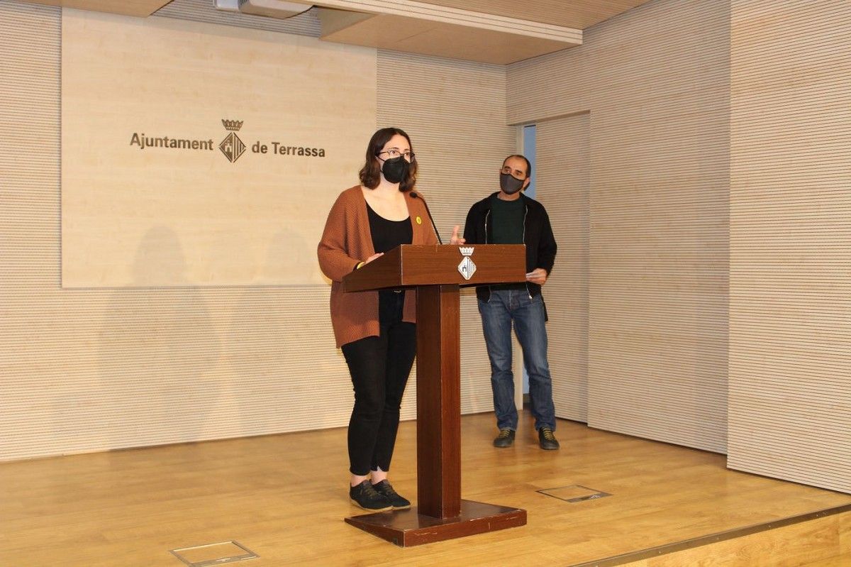 La regidora Ona Martínez i Àlex Monfort, durant la presentació del PLIA.