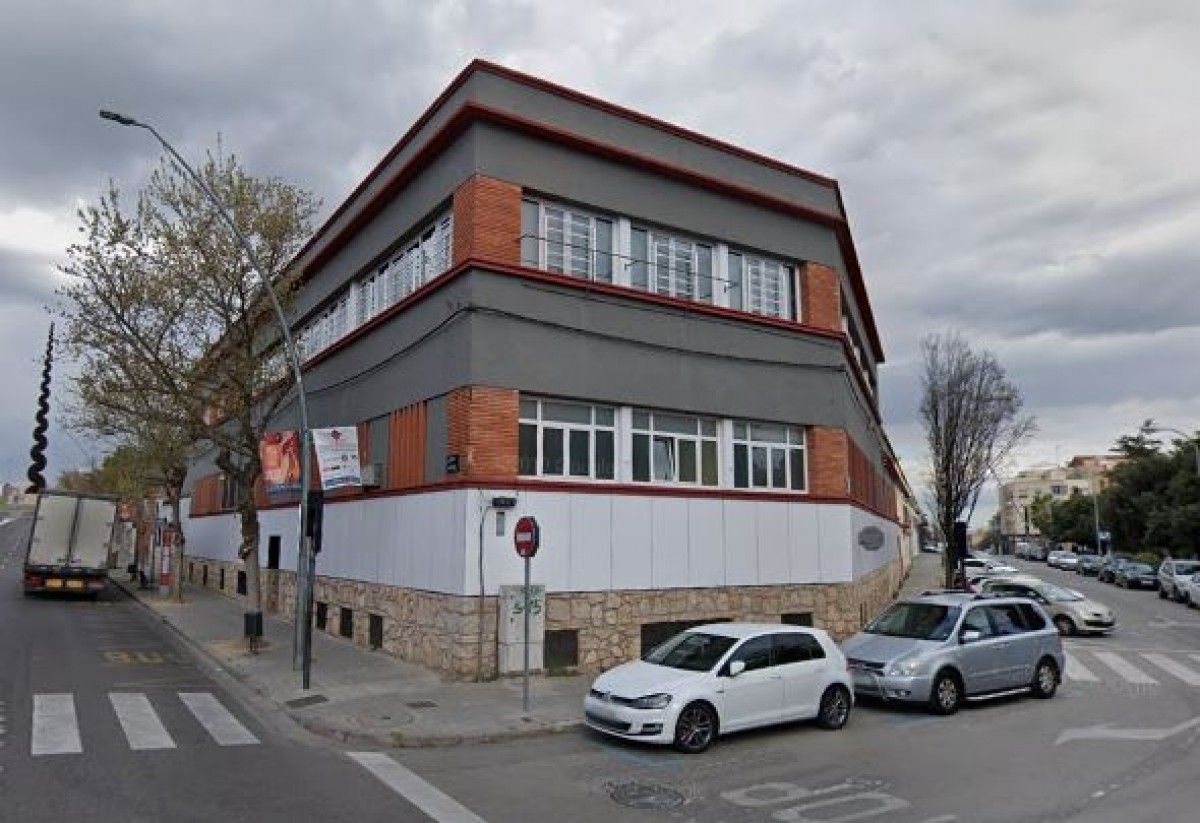 Situat a la carretera de Castellar, el centre compta amb prop de 1.100 alumnes i un centenar de professionals.