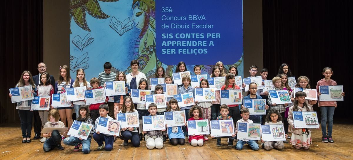 Fotografia dels guanyadors del certamen de dibuix escolar 