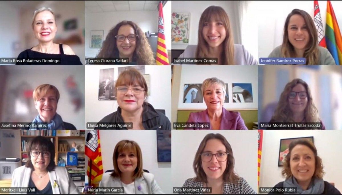 Les 12 regidores del Consistori egarenc, durant la primera reunió per definir el futur Ple de Dones.