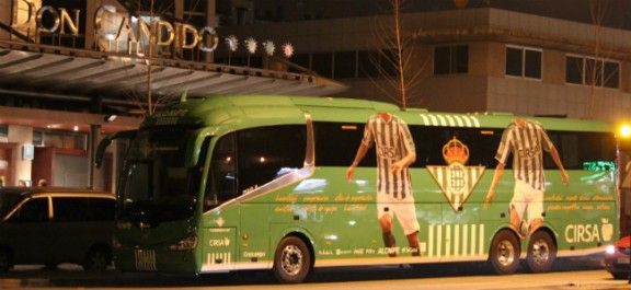L'autocar del Real Betis, a la Rambleta del Pare Alegre.