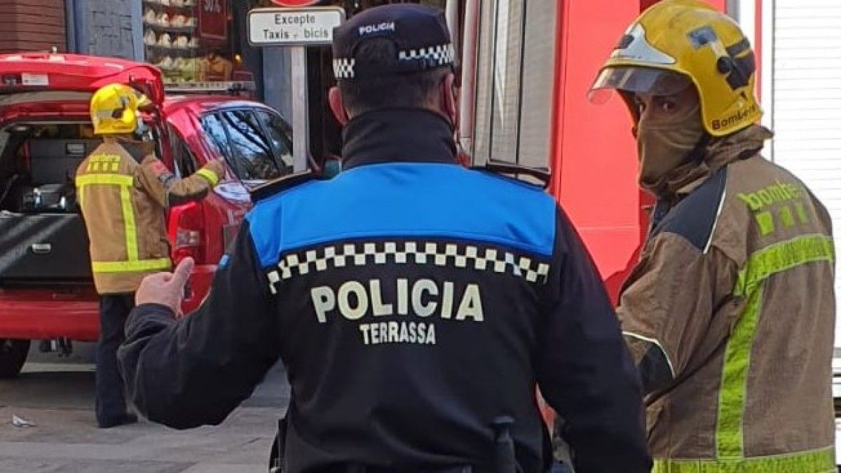 Policia Municipal de Terrassa i bombers. 