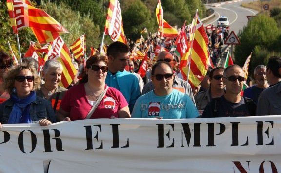 Els treballadors de Viladecavalls s'han manifestat pels carrers d'aquest municipi en contra de l'ERO.