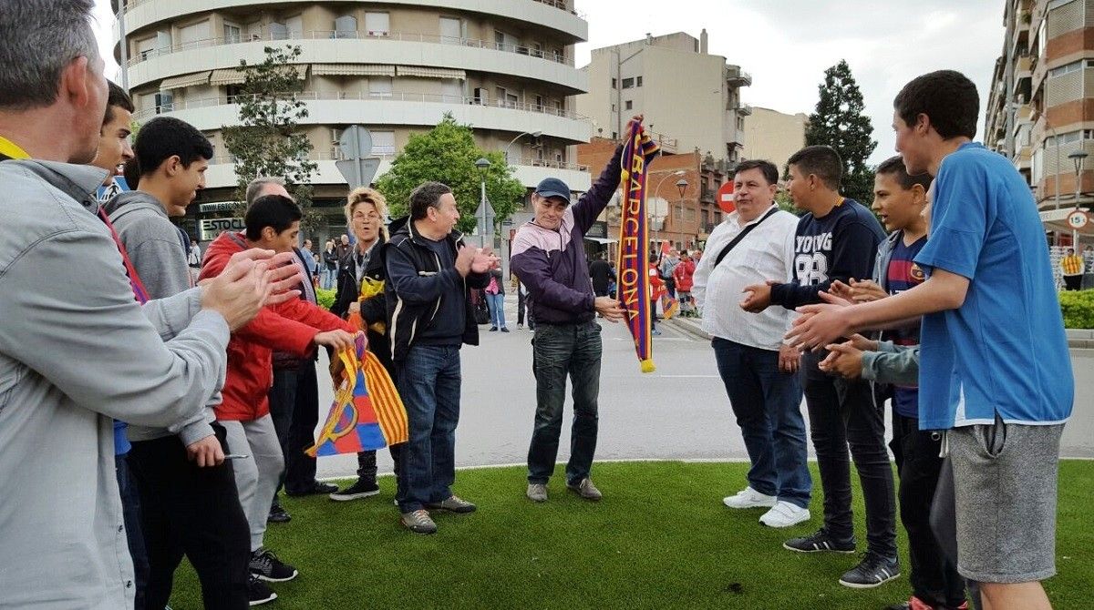 Aficionats del Barça a la plaça de l'aigua celebren el títol de Lliga 