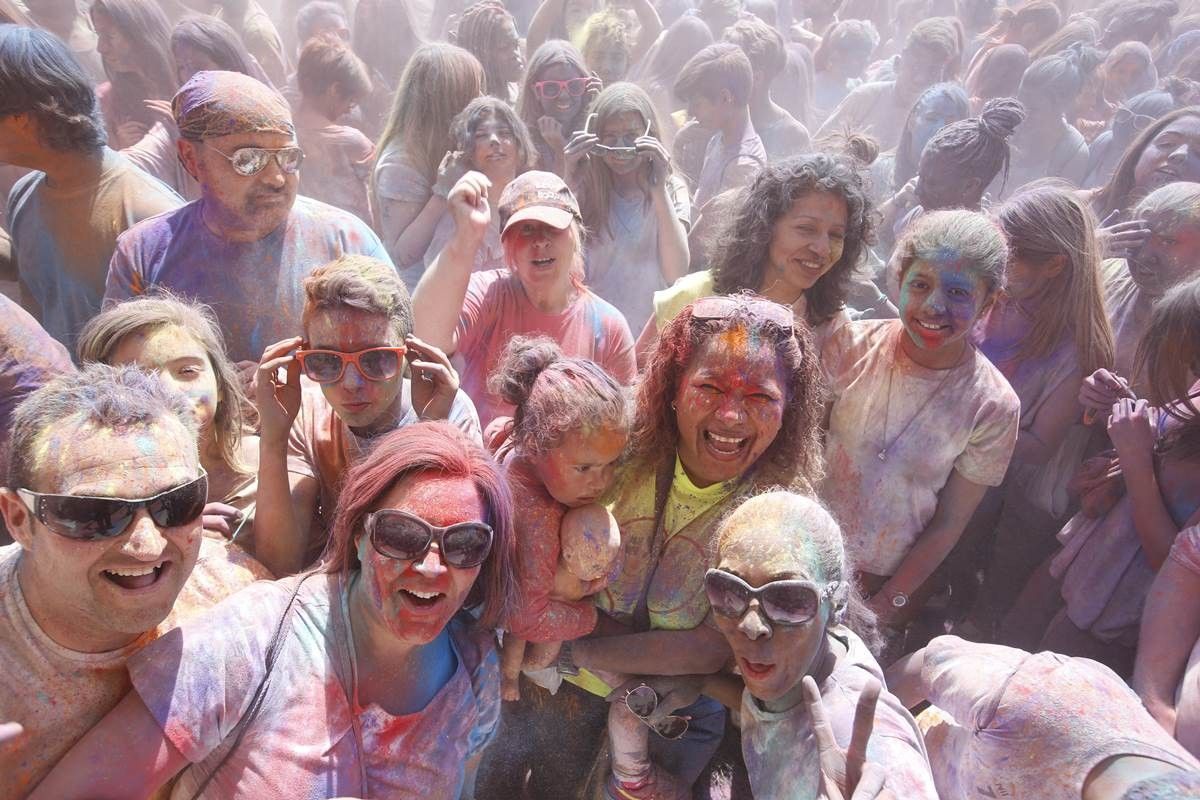 Milers de persones van participar en el festival de colors 