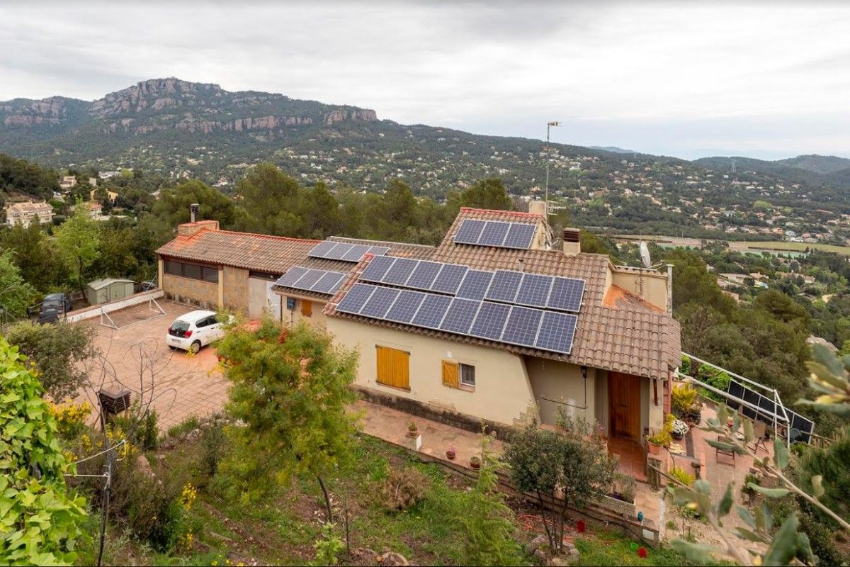 Una casa amb plaques solars al barri de Les Pedritxes.