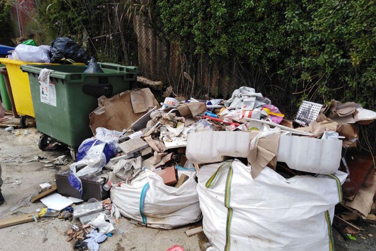 El 54% de multes a particulars s'han tramitat per abocar residus fora dels contenidors.