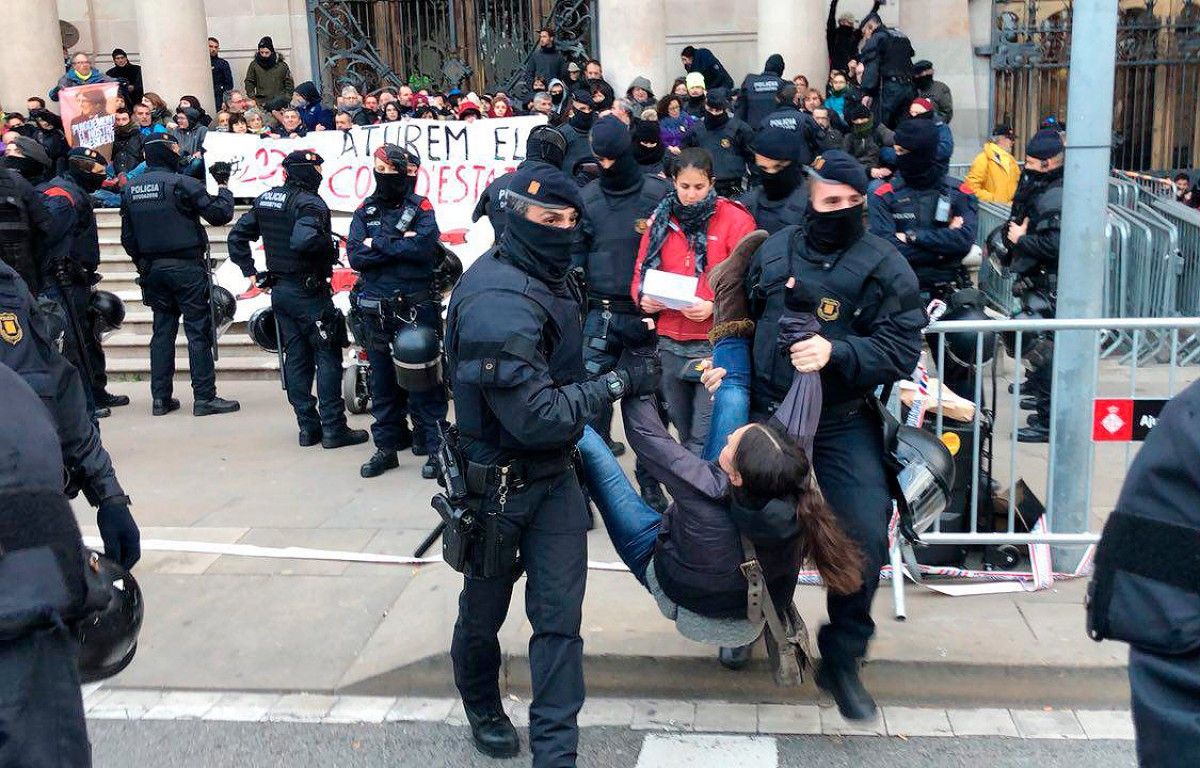 Els mossos, desallotjant les persones que bloquegen el TSJC