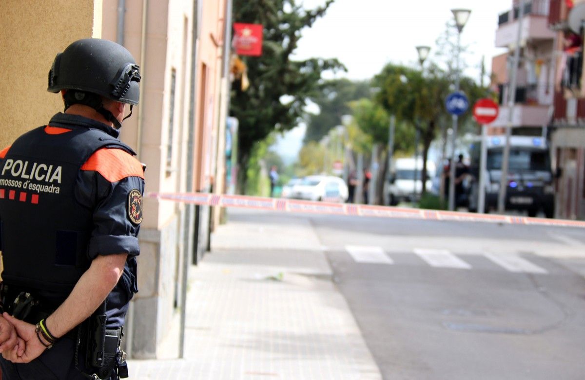 Agent dels Mossos d'Esquadra a la zona acordonada pel tiroteig, l'abril del 2018.