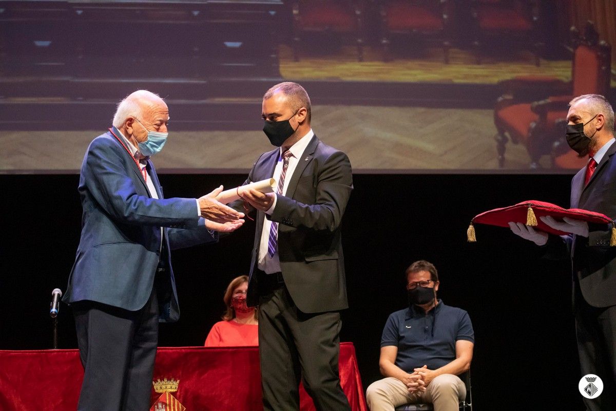 L'alcalde, Jordi Ballart, i Llorenç Puig i Mayolas en l'acte d'entrega de la Medalla de la Ciutat de Terrassa