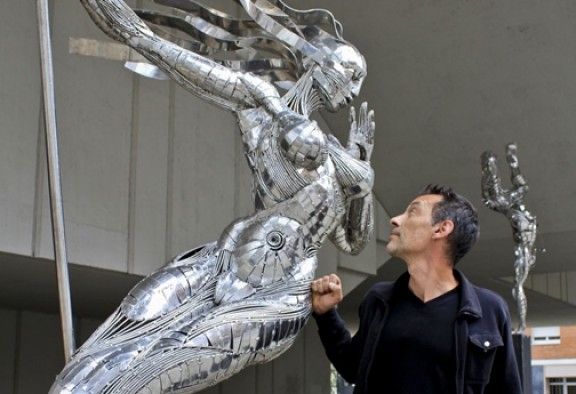 Julio Nieto amb una de les escultures que es poden veure
