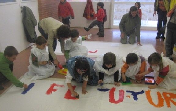 Els infants van estar pintant pancartes i dibuixant l'escola que volien