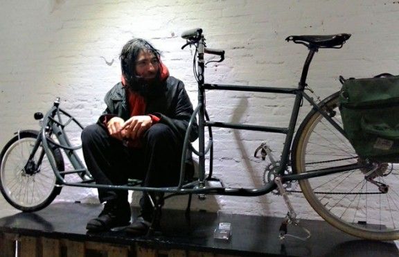 El músic Paul Fuster fa la seva gira en bicicleta