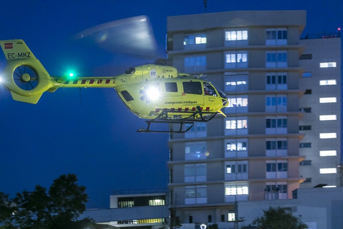 L'helicòpter del SEM arribant a l'Hospital Parc Taulí. 