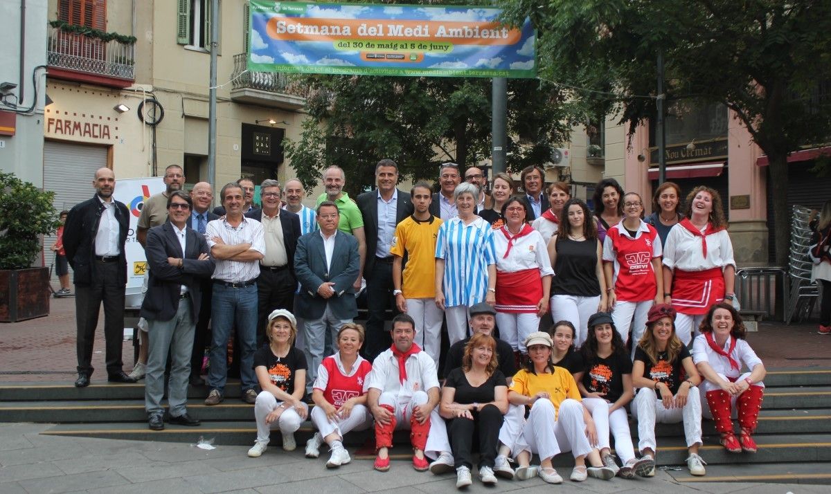 Hockey per Terrassa lliura material esportiu a Bastoners de Terrassa a la plaça Vella