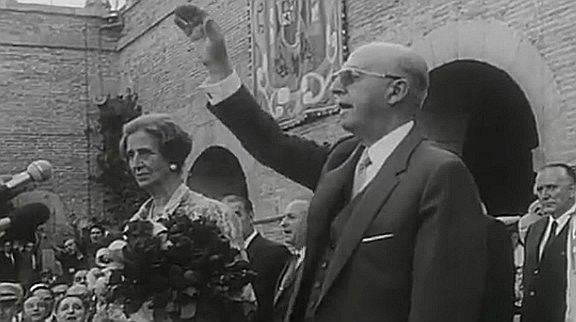 El dictador Francisco Franco, visitant el castell de Montjuïc de Barcelona el 1970.