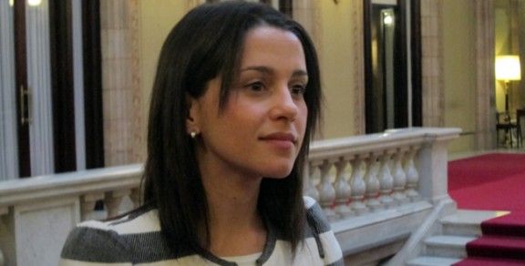 La diputada catalana i andalusa, Inés Arrimada, als passadissos del Parlament,
