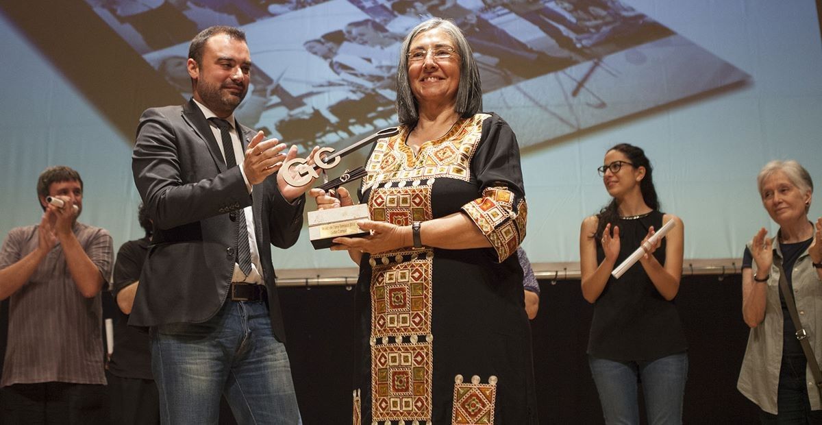 Campà recollint el premi de la mà de l'alcalde de Terrassa 