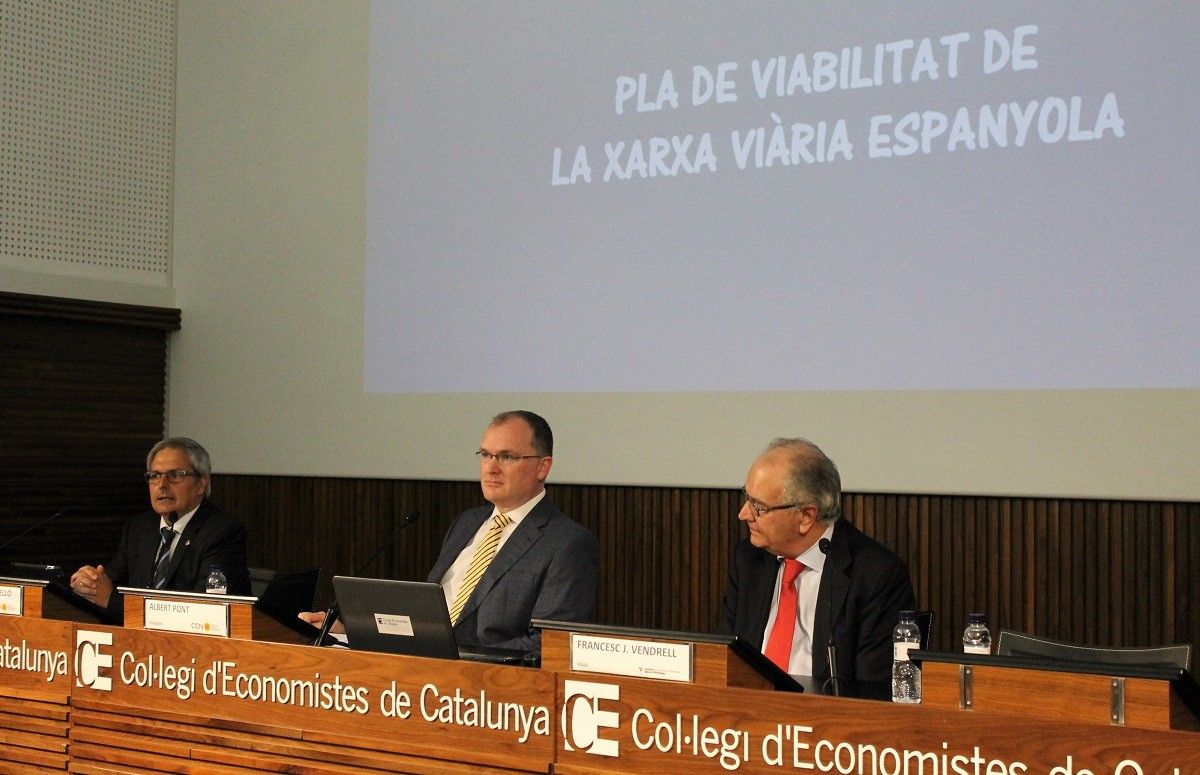 Bartomeu Rosselló, Albert Pont i Francesc J. Vendrell durant la presentació al Col·legi d'Economistes