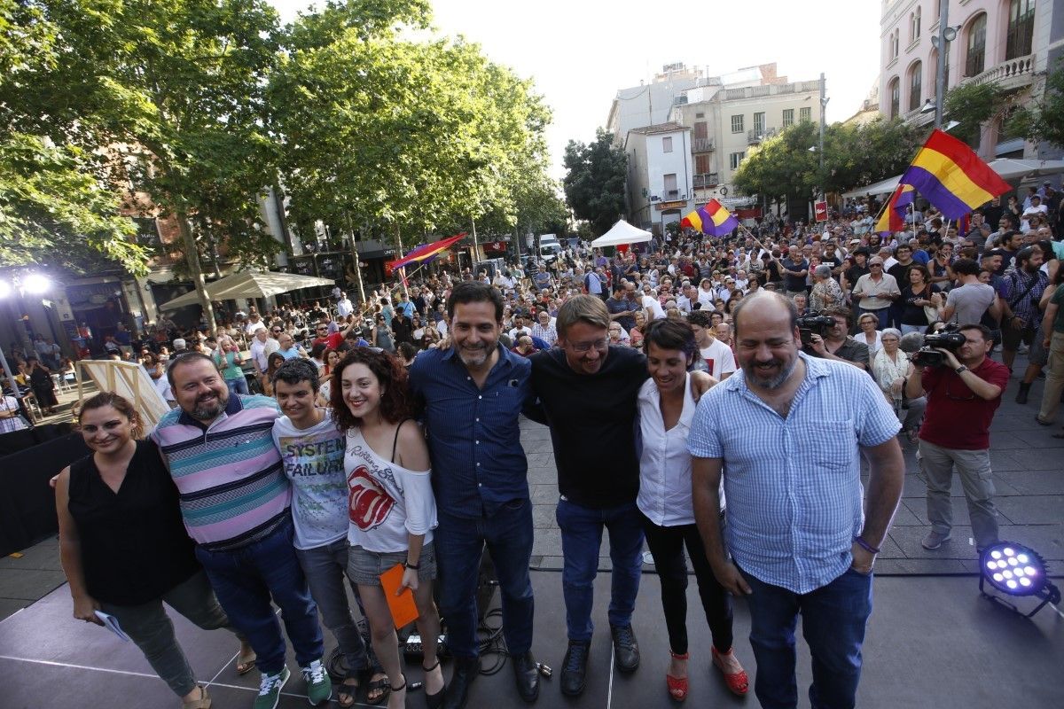 Xavier Domènech, amb camisa negra, i altres candidats d'En Comú Podem a la plaça Vella de Terrassa