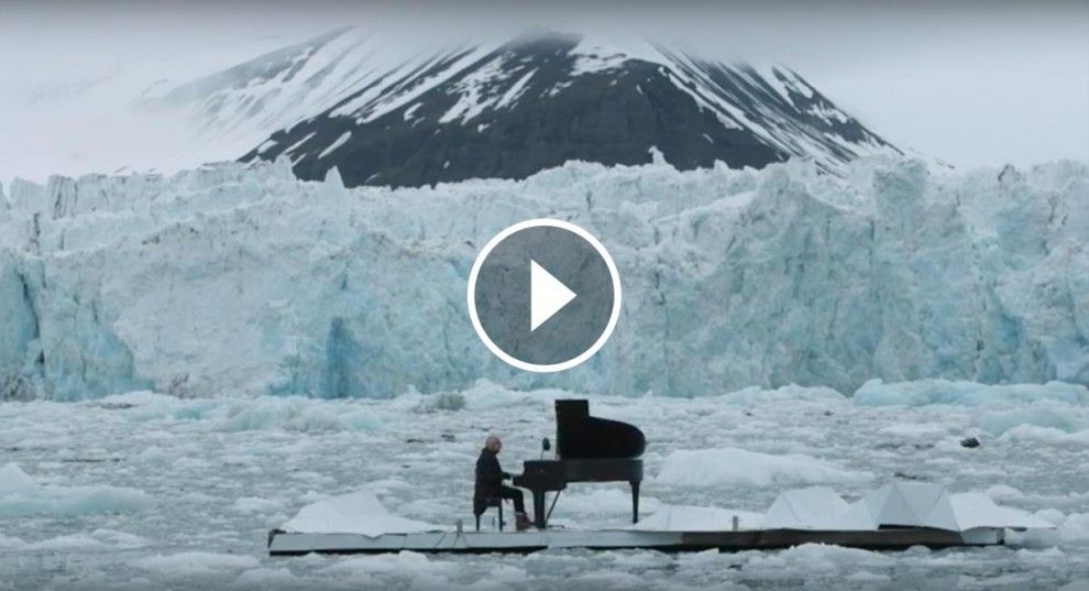 Ludovico Einaudi interpreta una peça que demana la salvació de l'Àrtic