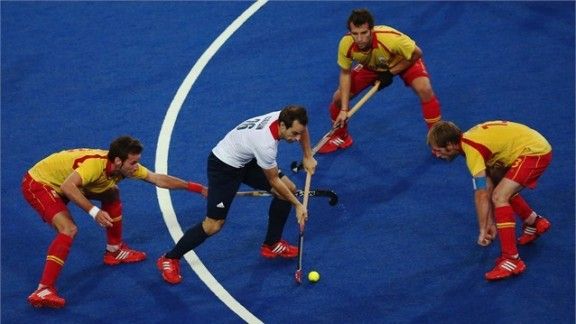 Els jugadors de la selecció espanyola d'hoquei herba David Alegre, Roc Oliva i Ramon Alegre disputen la pilota al britànic Nicholas Caitlin.