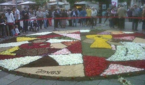 Una de les catifes de flors, enmig de la plaça Vella