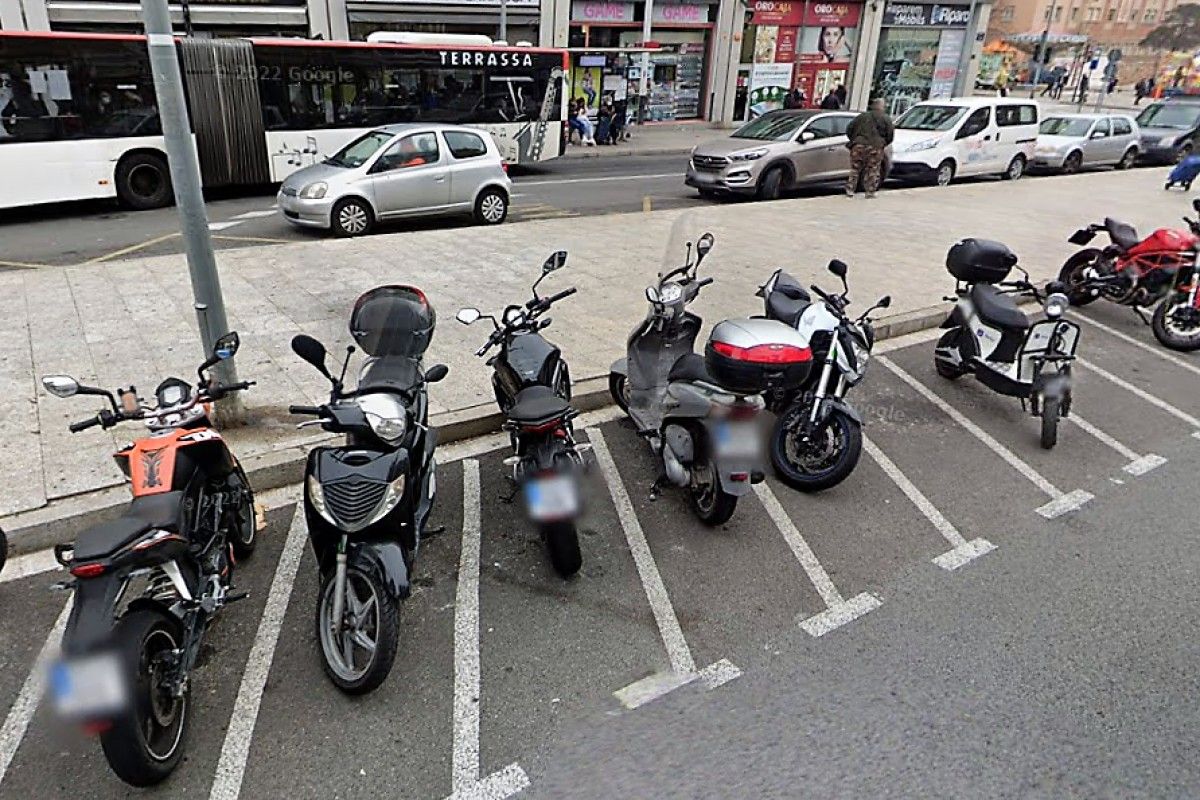 Imatge d'un aparcament de motocicletes de Terrassa. 