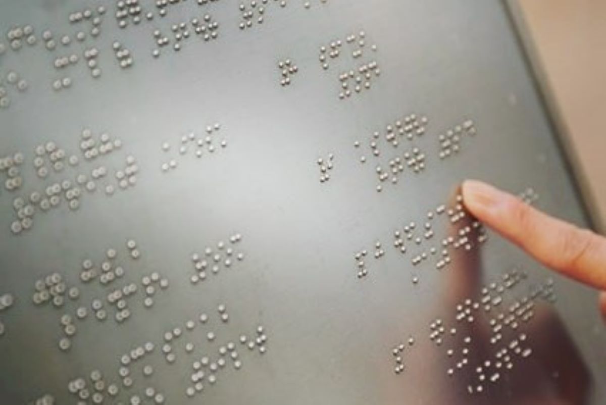 Una de les mesures serà el canvi de botoneres dels ascensors els quals integraran el sistema Braille