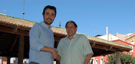 Els periodistes Eduard Mas i Jordi Purtí, a la Porxada de Granollers.