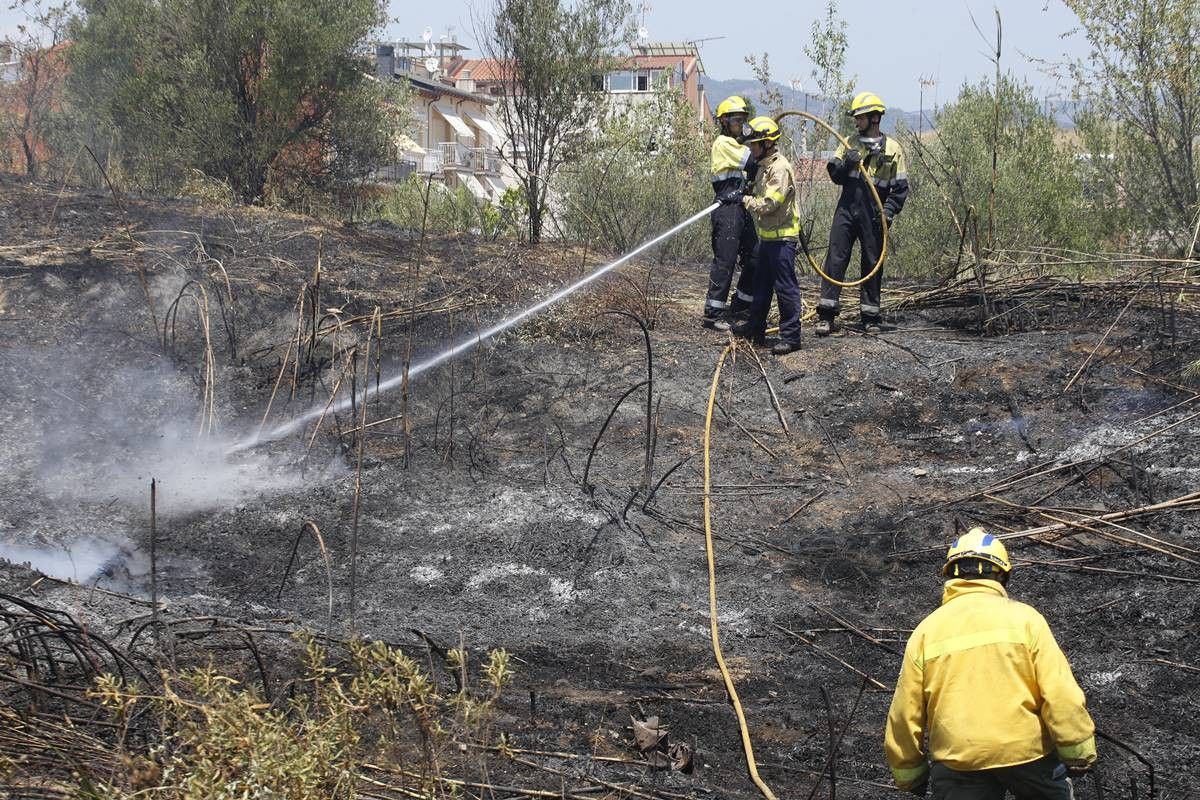 Bombers treballant en l'extinció de l'incendi 