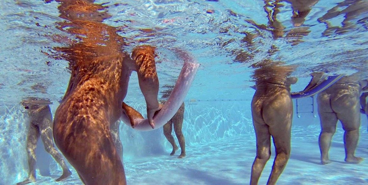 Una piscina nudista 