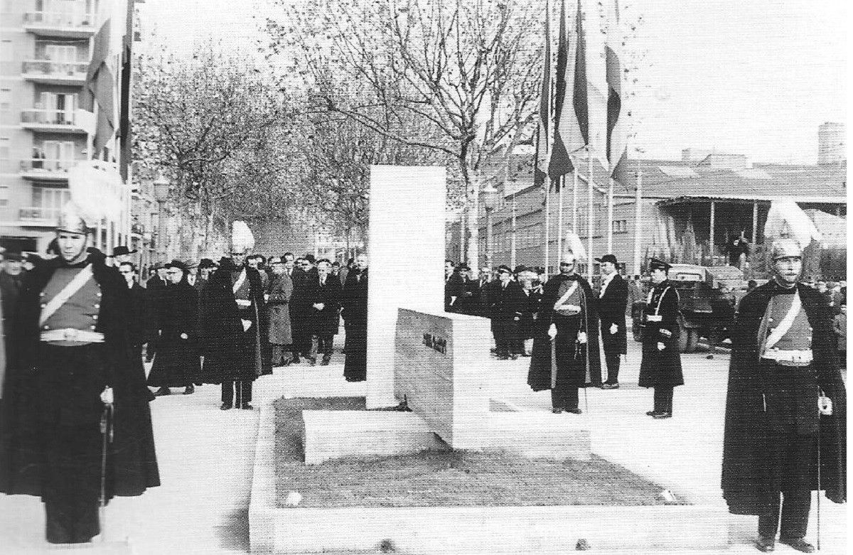 Inauguració del monument dedicat a l’efemèride, aixecat al final de la rambla, a tocar amb la carretera de Martorell