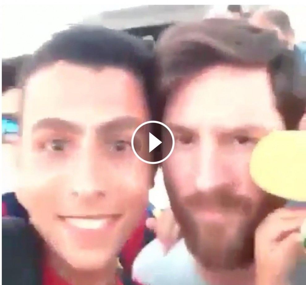 Un fan del grup  fent-se una foto amb Messi