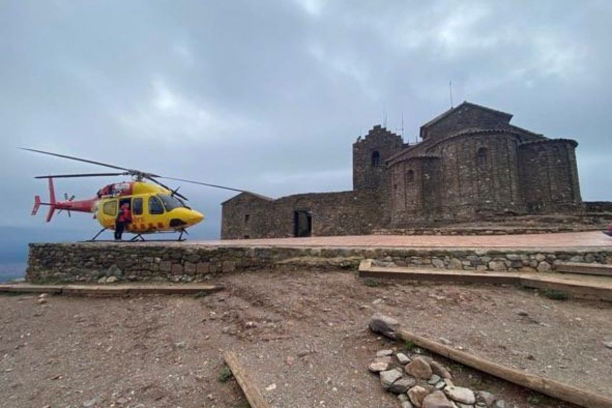 Imatge de l'helicòpter dels Bombers al cim de La Mola. 