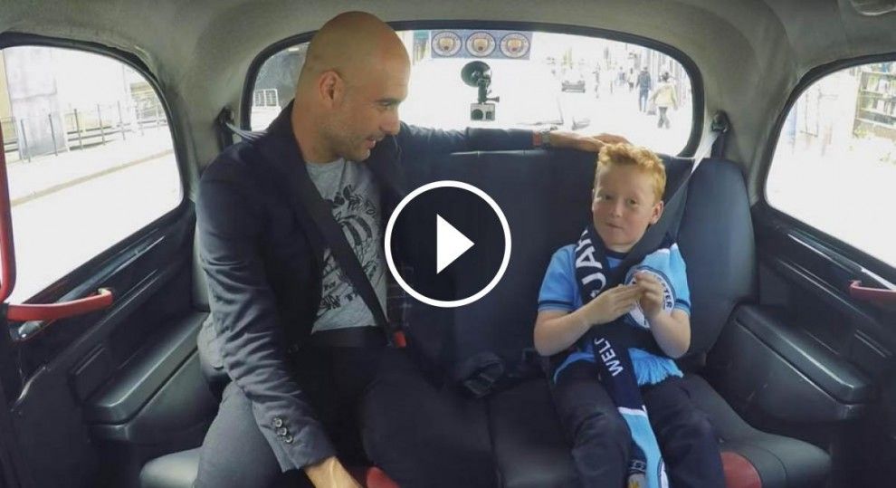 El jove Braydon Bent conversa amb Pep Guardiola en un taxi