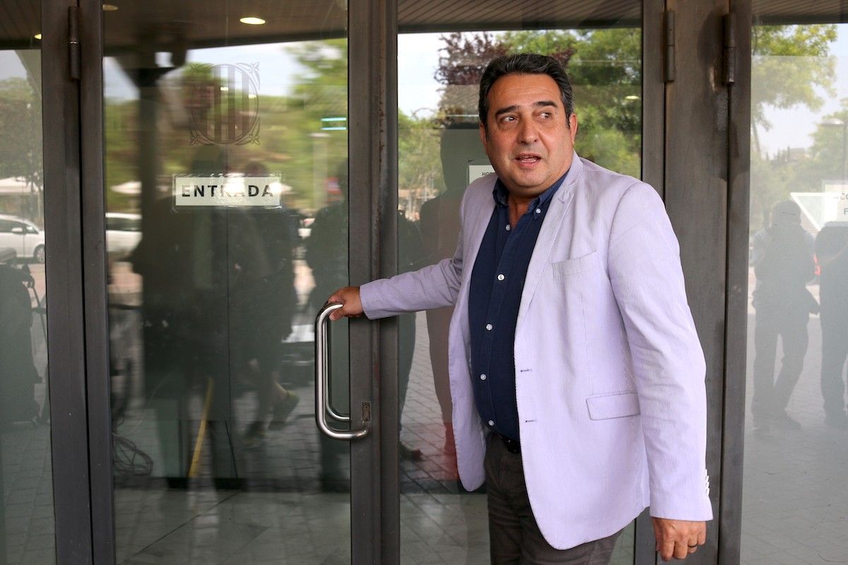 Manuel Bustos, en l'entrada dels Jutjats de Sabadell