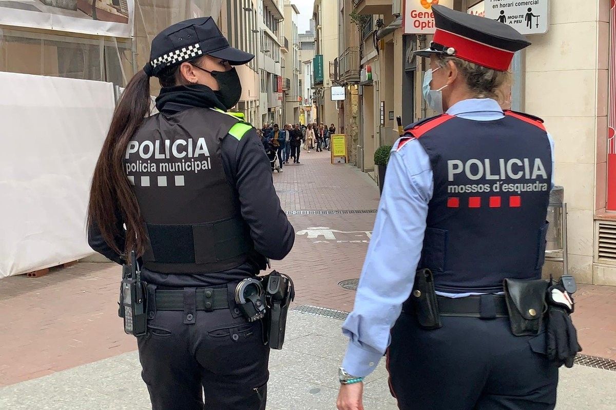 Binomi de la Policia Municipal i Mossos d'Esquadra de Terrassa. 