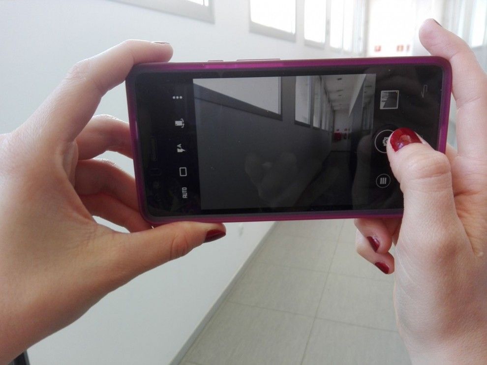 Una usuària utilitza el seu telefon per fer una fotografia.