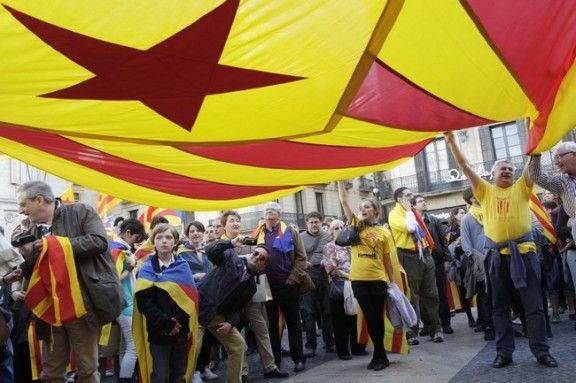 Desenes d'independentistes han omplert la plaça Sant Jaume de Barcelona d'estelades.