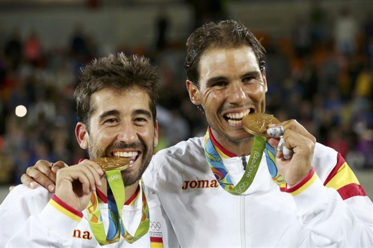 Marc Lopez i Rafa Nadal amb la medalla d'Or