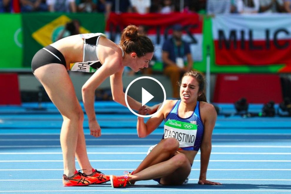 Les atletes Nikki Hamblin i Abbey D'Agostino cauen i s'ajuden per arribar a la línia de meta