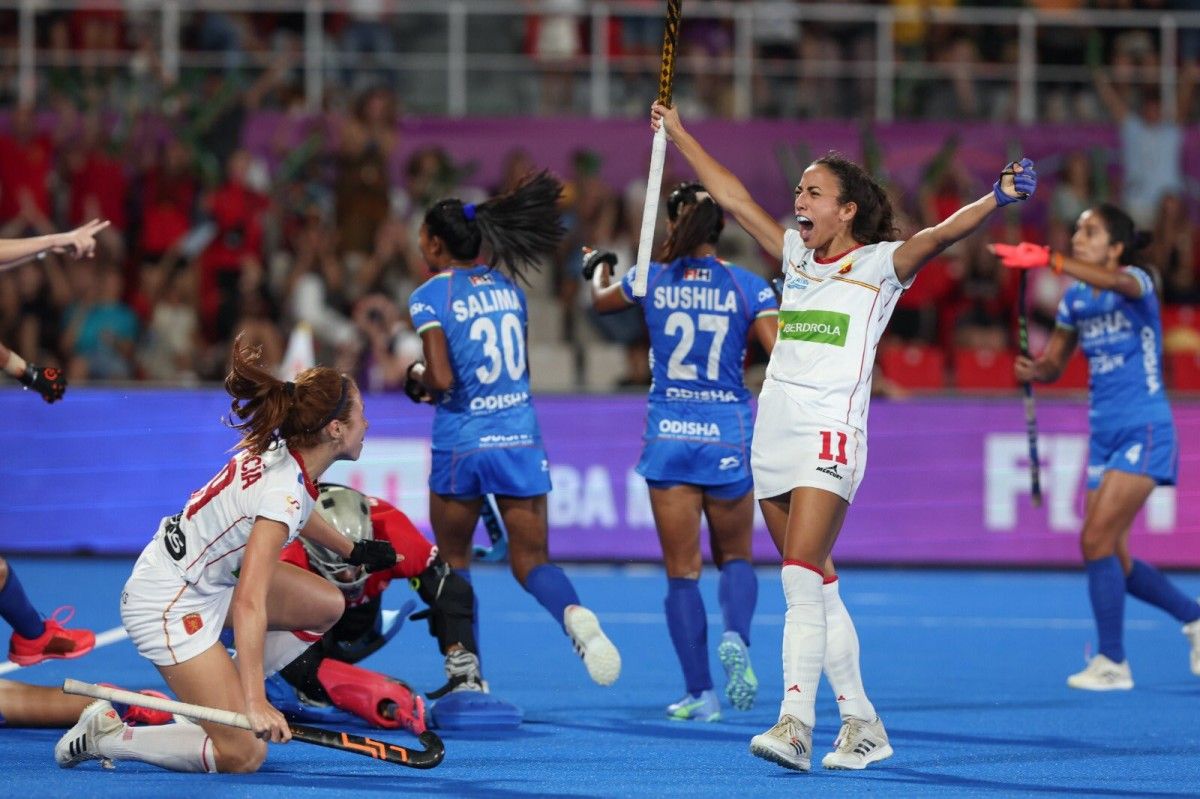 Marta Segú celebrant la victòria contra l'Índia. 