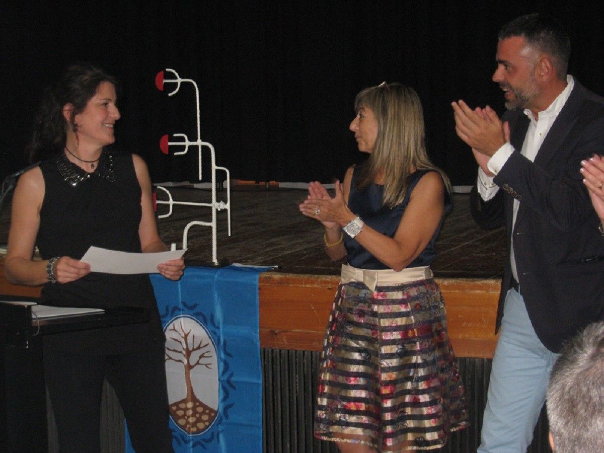 ​Mireia Vancells, a l'esquerra, amb Gemma Carim, alcaldessa de Vinebre, i el Conseller Santi Vila.