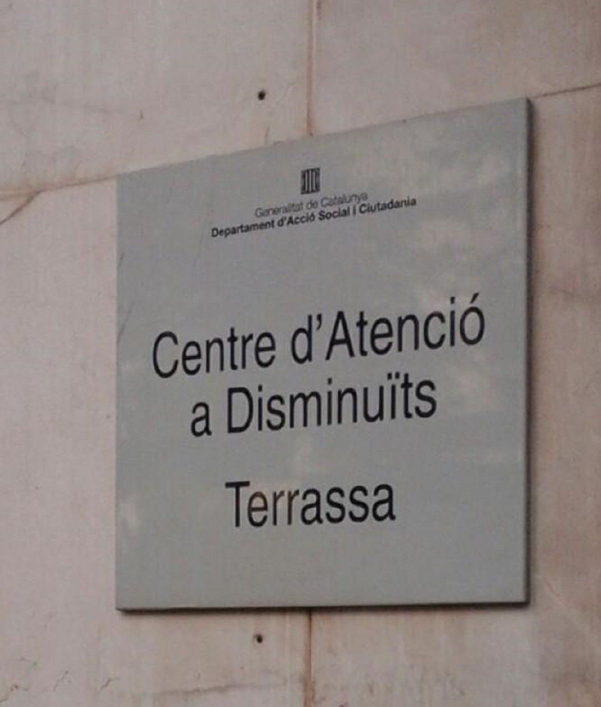 Placa situada al carrer Prat de la Riba, 32 de Terrassa.