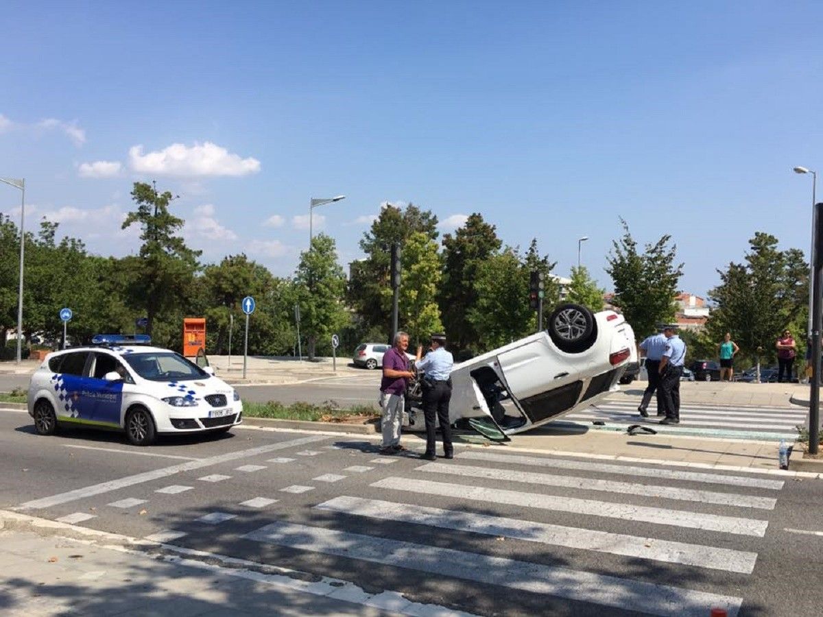El cotxe bolcat en l'accident a l'avinguda de les Glòries Catalanes.