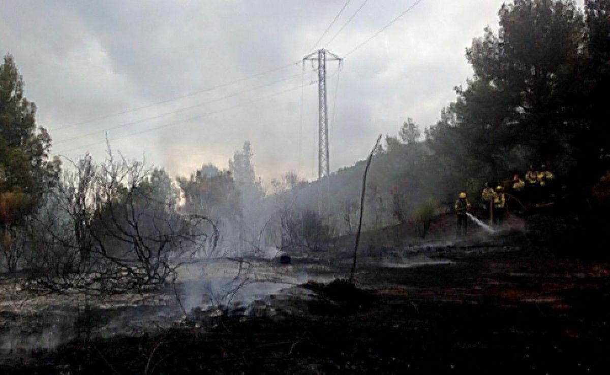 Afectació de les flames d'un incendi a Castellar.